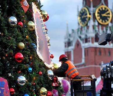 Монтаж больших ёлок в Великом Новгороде